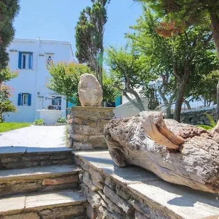 Paradise House In Village Hébergement de vacances *